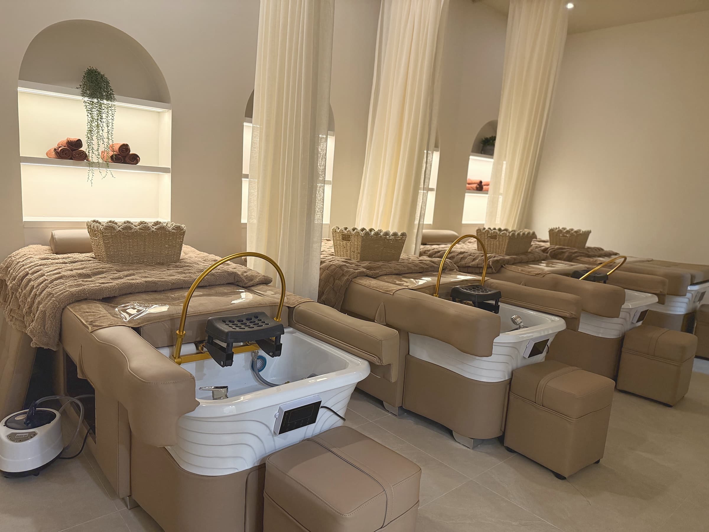 The head spa room: four beds with basins, each beside a sheer curtain